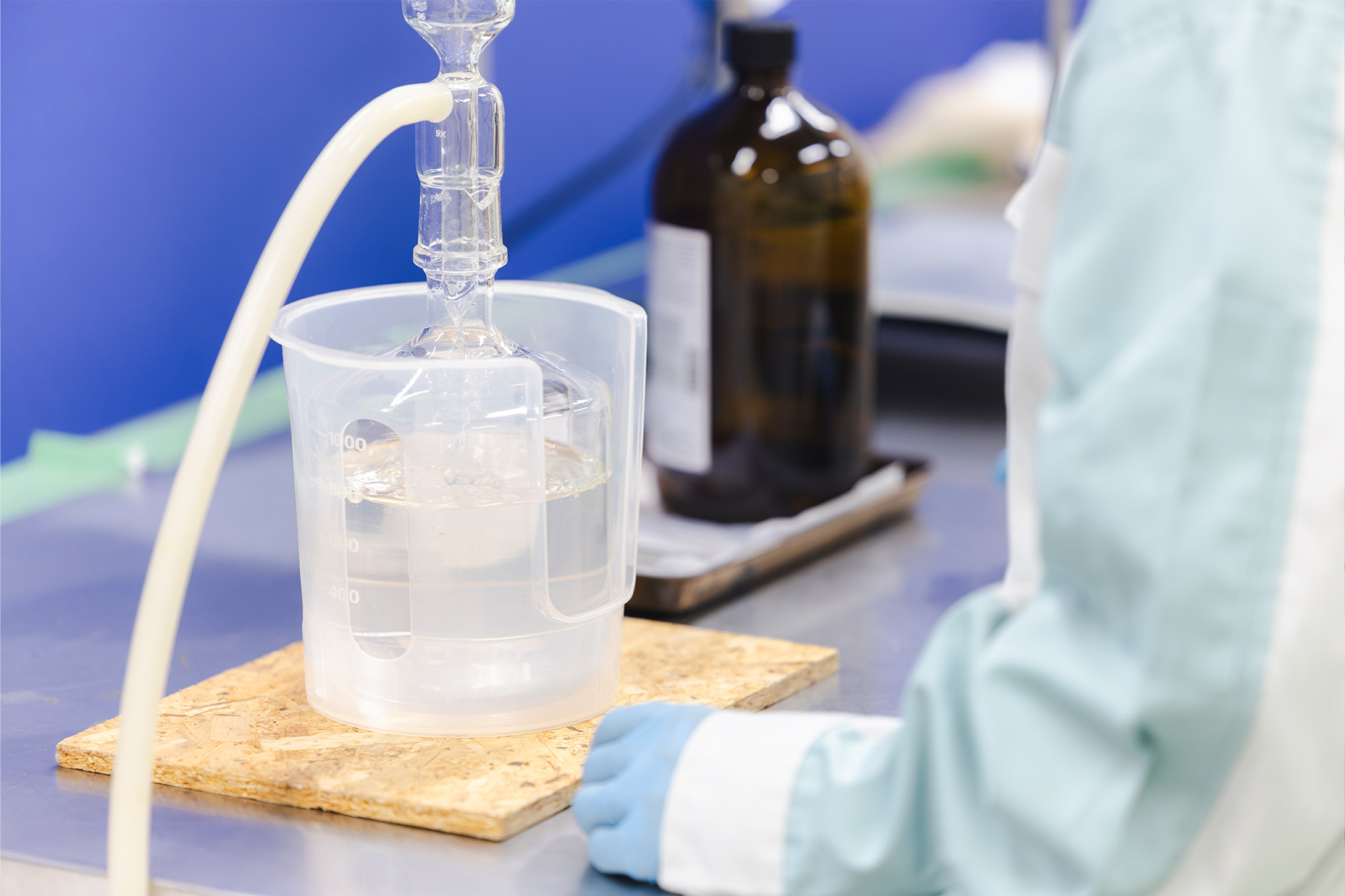 研究をしている画像