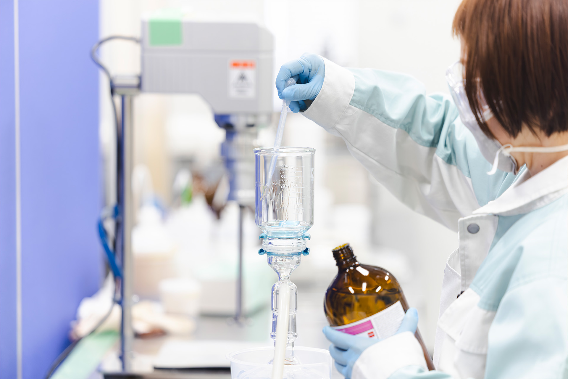 研究している女性の画像