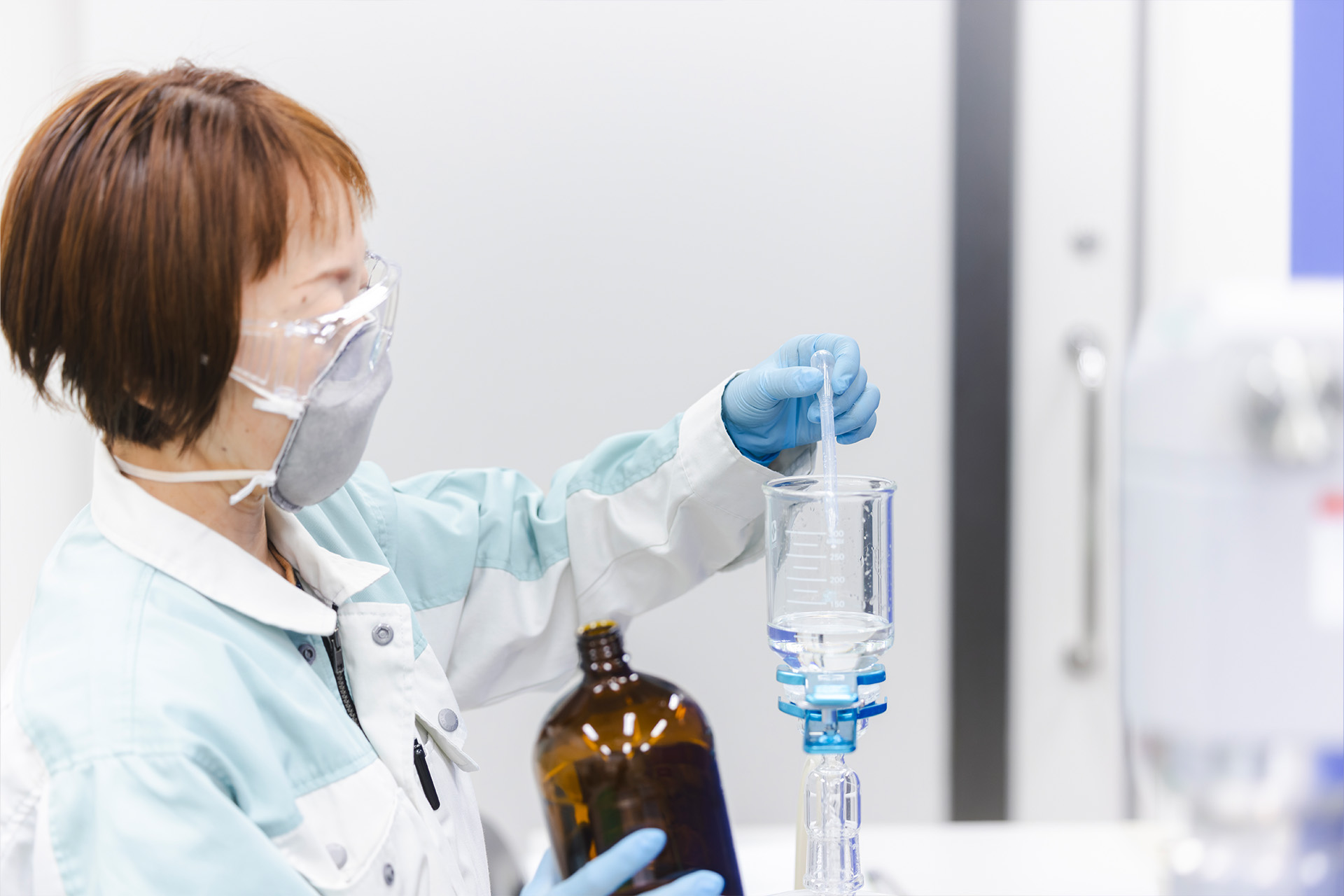 研究している女性の画像